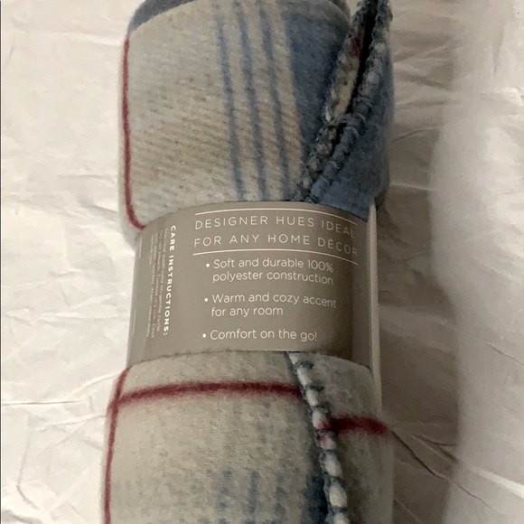 Veranda 50” X 60” Luxury Fleece Throw - Picture 5 of 6